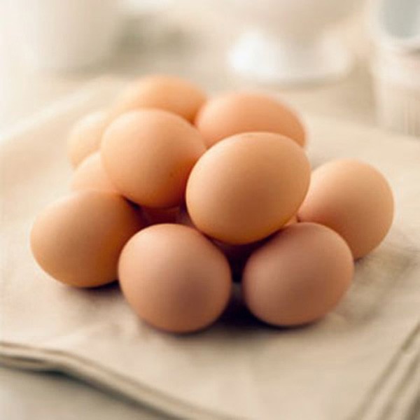 1. Trứng Những gì bạn nhận được từ một quả trứng sẽ làm bạn ngạc nhiên đấy, trong khi chỉ có khoảng 90 đơn vị calo, thì trứng có tới hơn 12 vitamin và khoáng chất với nhiều protein chất lượng, cực kỳ cần thiết cho thai kỳ. Tế bào của em bé đang phát tiển với tốc độ cấp số nhân và mỗi tế bào được làm bằng protein, thêm vào đó chính bạn cũng có nhu cầu protein cho bản thân nữa chứ.